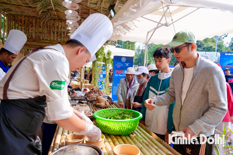 Hanoi Food Culture Festival 2024: Verkehrsstaus wegen Tausender Menschen, die zum Festival kommen - Foto 6