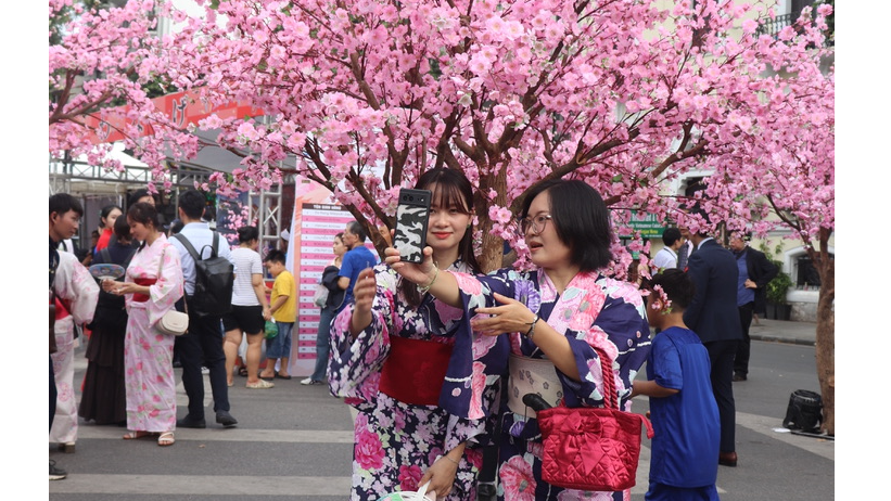 La gente se prueba con entusiasmo los trajes yukata japoneses