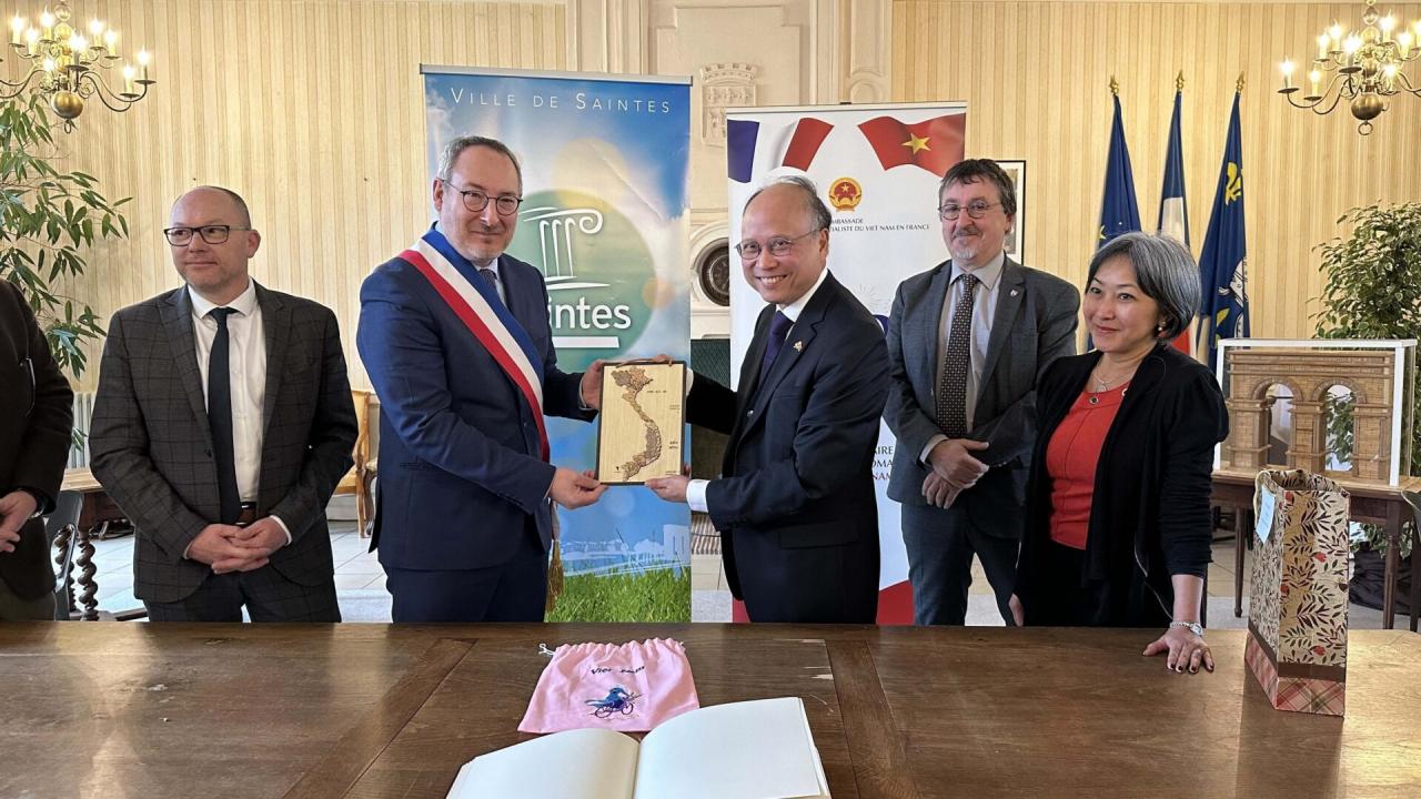 Vietnamese Ambassador to France Dinh Toan Thang visited and worked in Saintes city and attended the Vietnam Cultural Day event in this city. Photo: Nguyen Thu Ha - VNA reporter in France