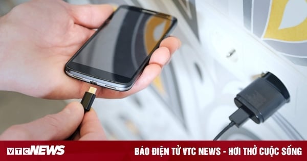 Dois-je d’abord brancher le chargeur sur la prise murale ou sur le téléphone ?