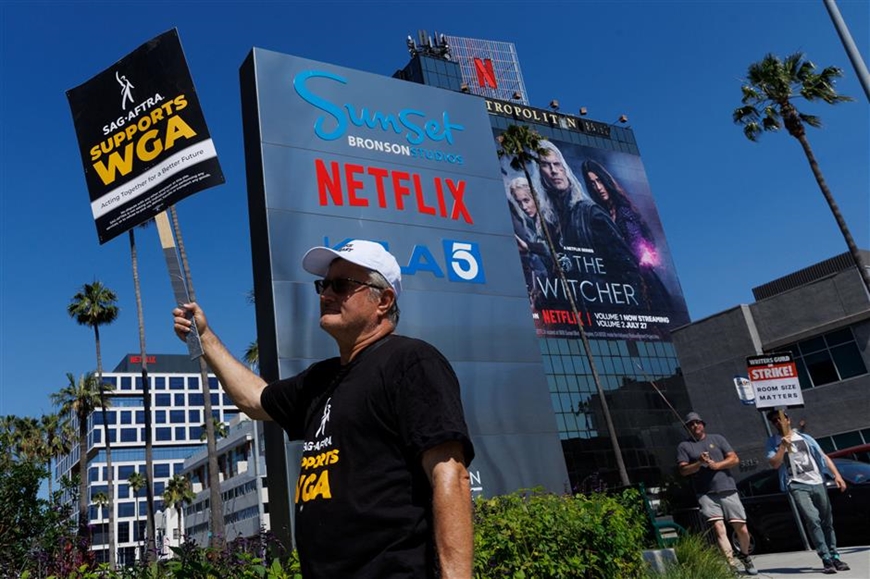 La Writers Guild of America, une branche de l'industrie du divertissement américaine, s'est mise en grève devant les bureaux de Netflix. Photo : Reuters