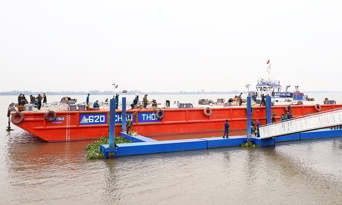 Lắp đặt trận địa pháo hoa trên sà lan 2.500 tấn, ngày 29 Tết (8/2). Ảnh: An Bình