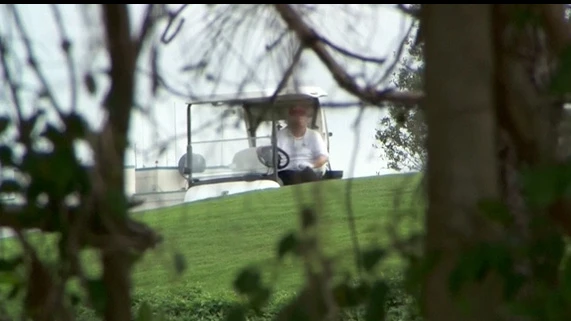 El expresidente de Estados Unidos, Donald Trump, está jugando al golf. Fotografía recortada de un clip de Reuters