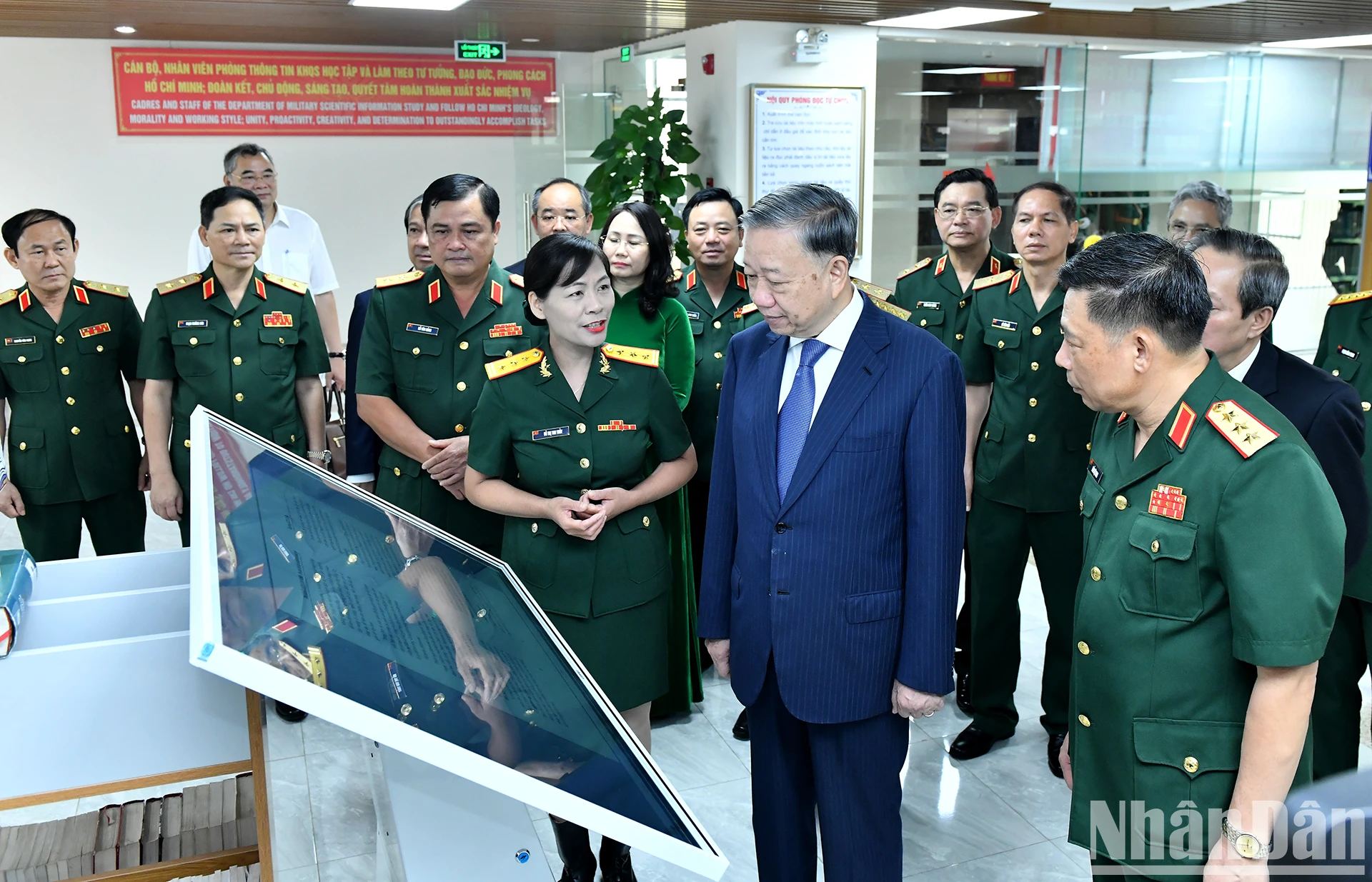 [Foto] Generalsekretär und Präsident To Lam nimmt an der Eröffnungszeremonie des neuen Schuljahres an der National Defense Academy teil. Foto 4