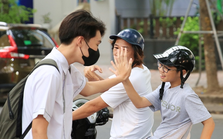 Math exam for 10th grade in Hanoi: Familiar, lacking breakthroughs, few candidates achieved 9-10 scores - 1