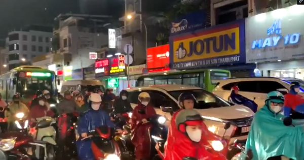 Fuertes lluvias en la ciudad de Ho Chi Minh durante las horas punta, atascos de tráfico en muchos lugares