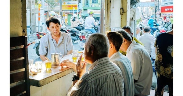 "Discolored" coffee shop at the foot of Thi Nghe bridge