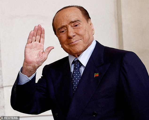 Cựu Thủ tướng Berlusconi: Từ những “bữa tiệc tới bến” đến cuộc chiến trên giường bệnh - Ảnh 1.
