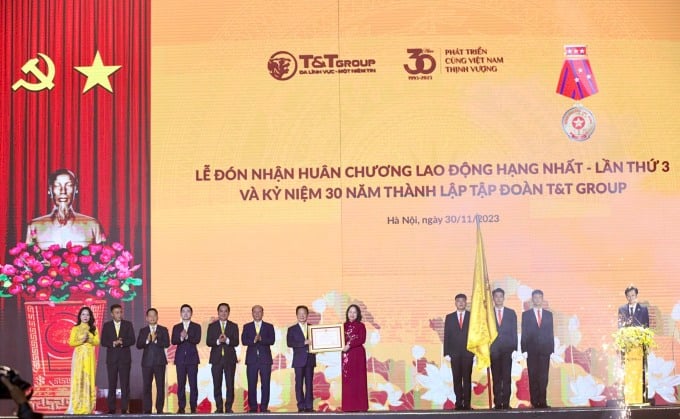 Ms. Vo Thi Anh Xuan, Vice President, awarded the First Class Labor Medal to T&T Group. Photo: T&T Group