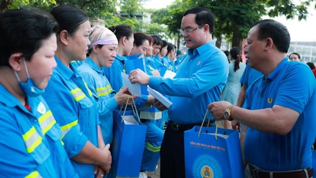 El presidente de la Confederación General del Trabajo de Vietnam entrega obsequios a los trabajadores ambientales