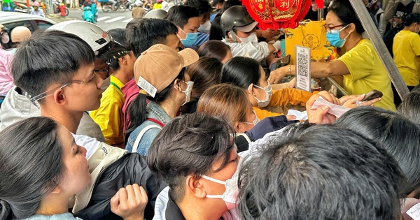 ร้านยังไม่เปิดแต่ลูกค้ากำลังรออยู่ทำให้เจ้าของร้านประหลาดใจ