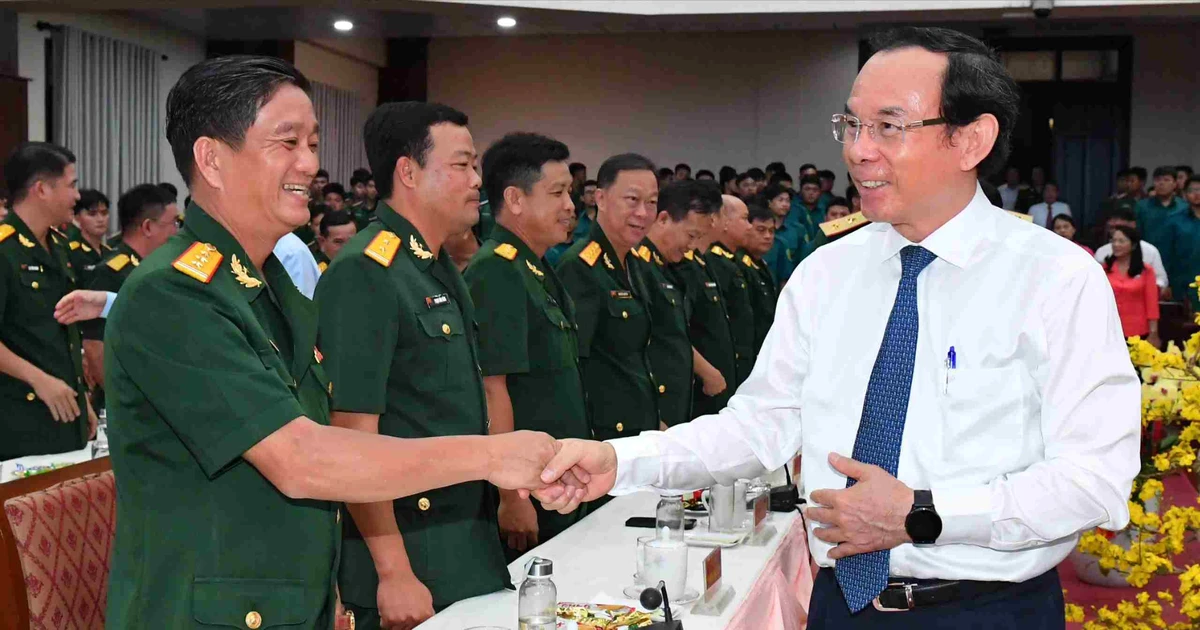 Ho Chi Minh City leaders visit and wish a happy new year to the Ho Chi Minh City Command