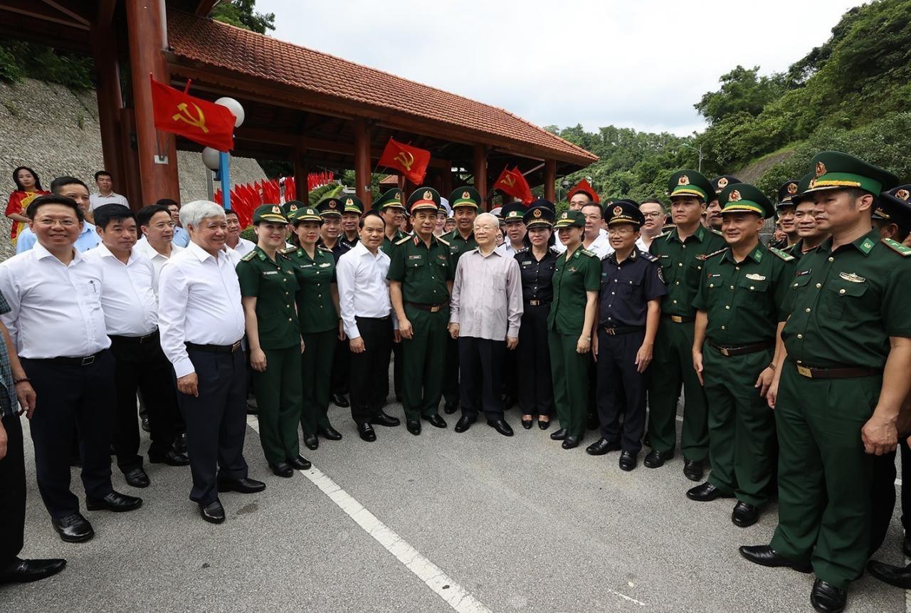 Generalsekretär Nguyen Phu Trong mit Einsatzkräften am internationalen Grenzübergang Huu Nghi. Foto: Tri Dung/VNA