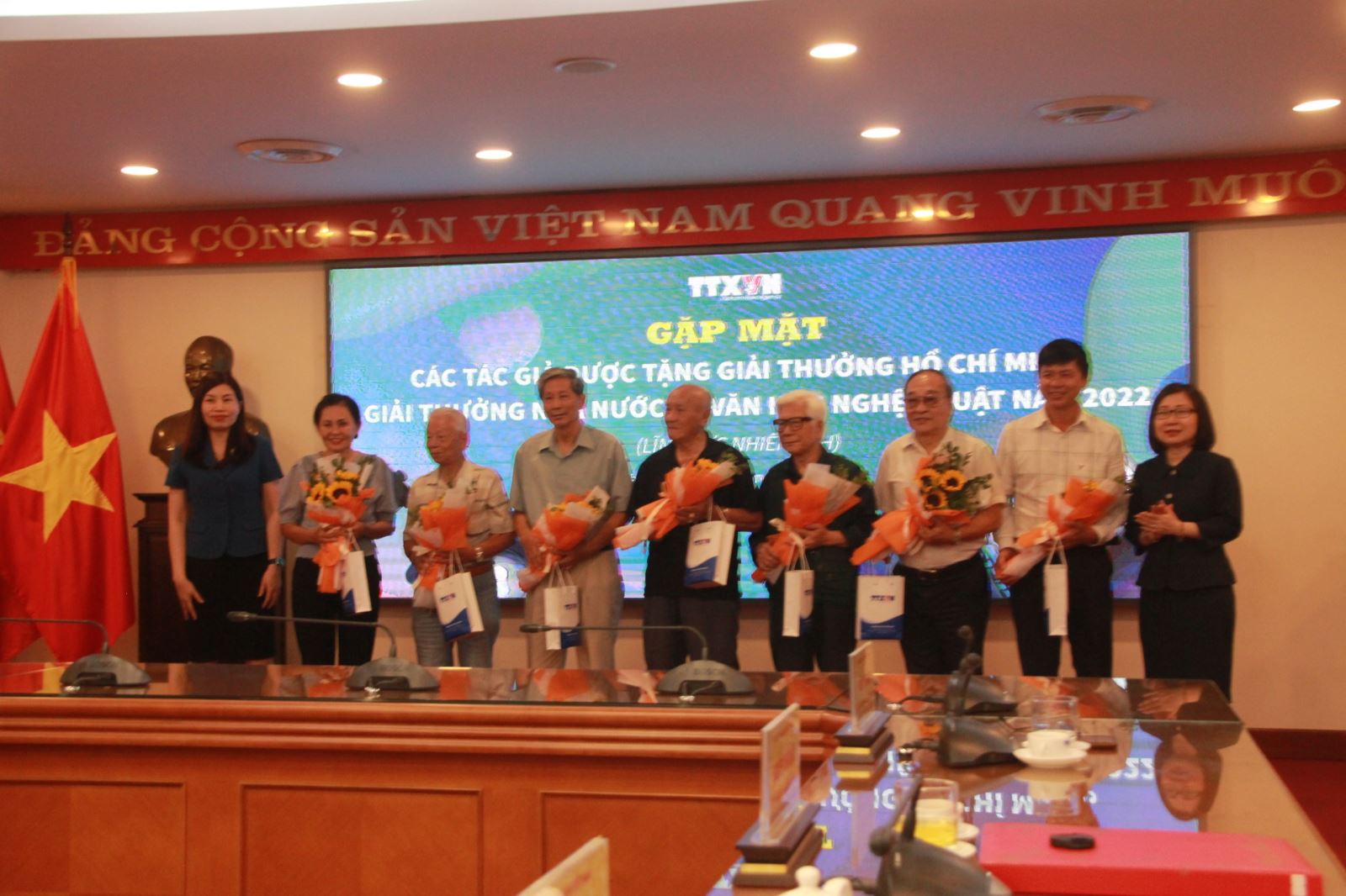 L'Agence vietnamienne d'information (VNA) rencontre les auteurs lauréats du Prix Ho Chi Minh et du Prix d'État de littérature et d'art en 2022