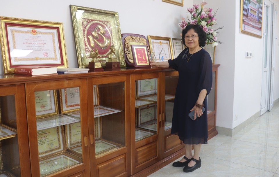 Nh&agrave; gi&aacute;o Nh&acirc;n d&acirc;n Nguyễn Thị Hiền tự h&agrave;o với những th&agrave;nh t&iacute;ch đ&atilde; đạt được của tập thể c&aacute;n bộ, gi&aacute;o vi&ecirc;n, nh&acirc;n vi&ecirc;n v&agrave; học sinh trường Tiểu học Đo&agrave;n Thị Điểm (ảnh chụp trong&nbsp;Ph&ograve;ng Truyền thống của nh&agrave; trường)