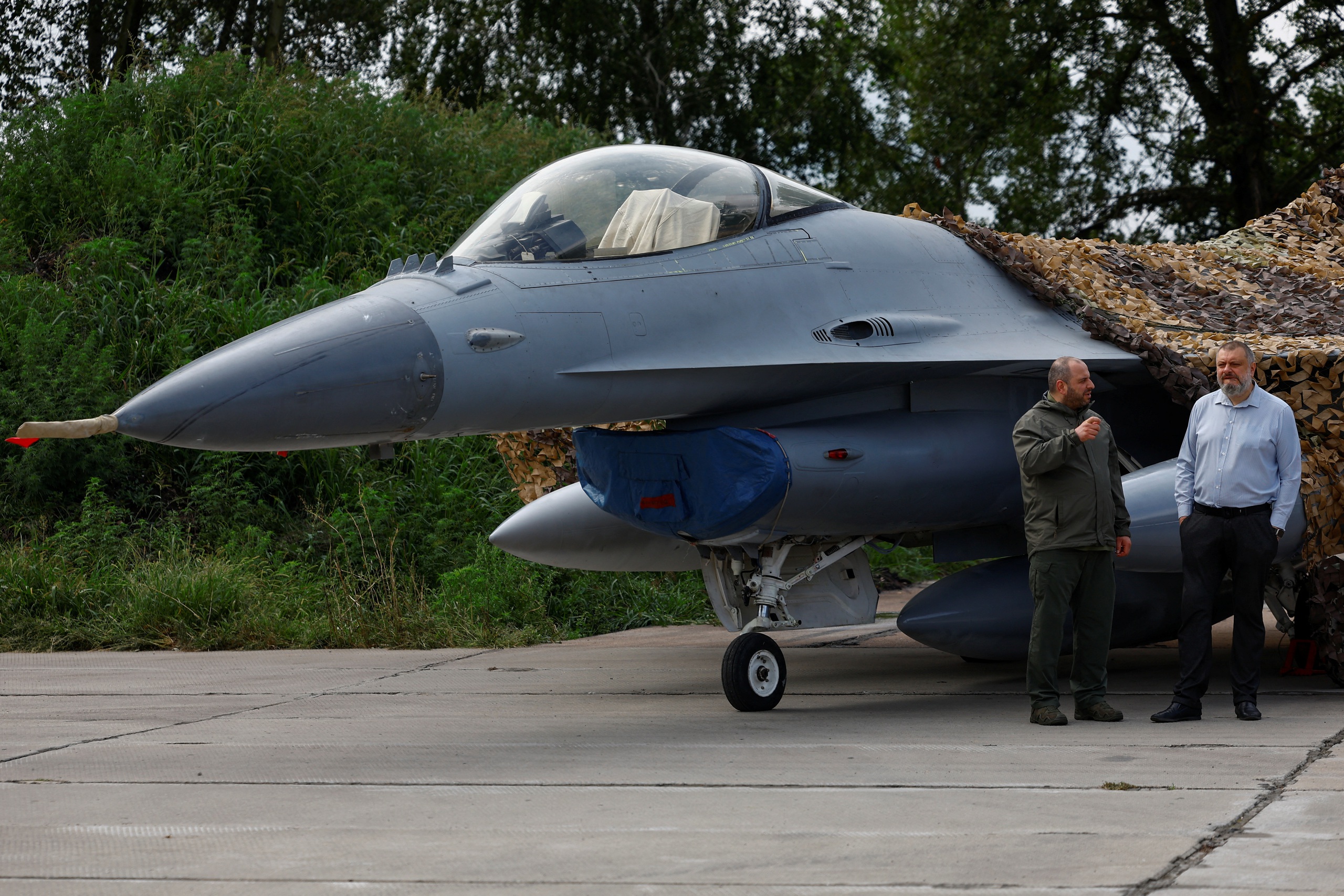 Rộ tin Ukraine cho F-16 cất và hạ cánh trên xa lộ để tránh bị Nga phát hiện- Ảnh 1.