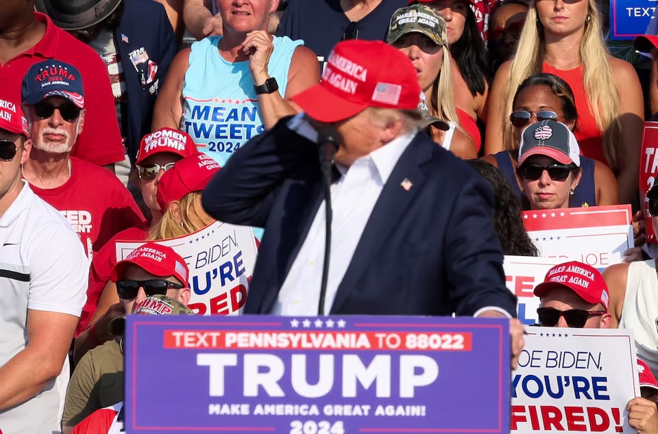 Une série de coups de feu a retenti, Donald Trump a été blessé mais toujours sain et sauf, photo 4