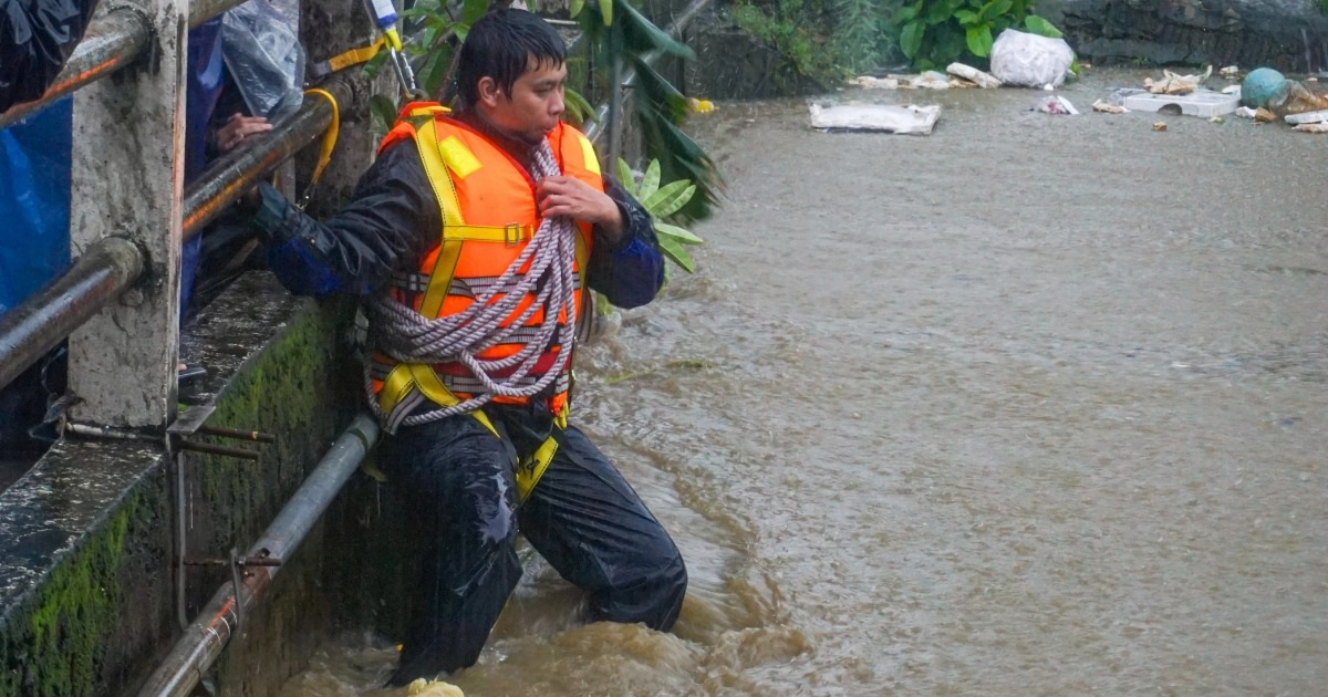 Bộ đội, công an vào "rốn ngập" ở Đà Nẵng sơ tán dân