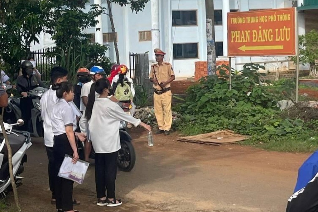 CSGT dùng xe đặc chủng chở nữ sinh về nhà lấy giấy tờ thi - 3
