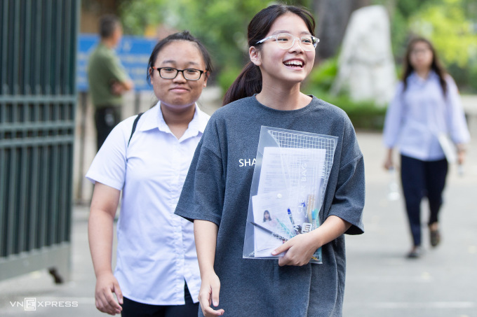 Candidatos que toman el examen de ingreso al décimo grado para las escuelas secundarias públicas en Hanoi en 2022. Foto: Tung Dinh