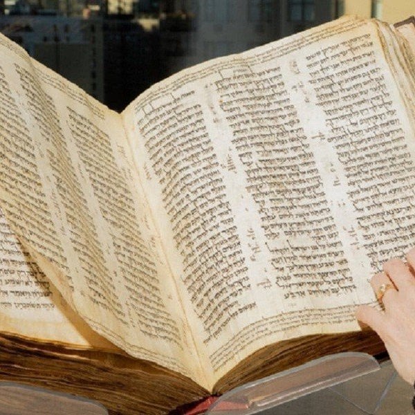 Quelle est la particularité de la Bible juive vendue pour 894 milliards de VND ?