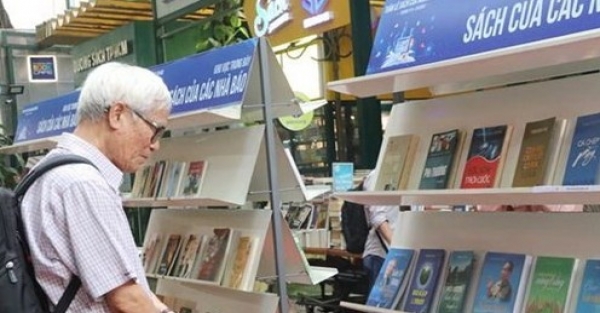 ยกย่องนักข่าวและนักเขียนหนังสือผ่านงาน Book Week