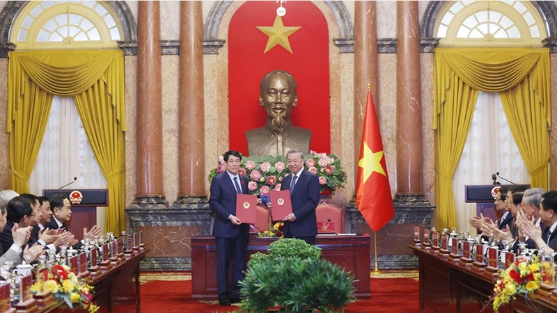 General Secretary To Lam and President Luong Cuong presented the minutes of the President's handover.