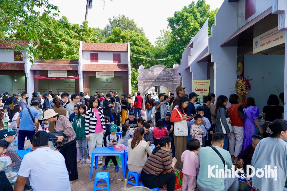 Hanoi Food Culture Festival 2024: Verkehrsstaus wegen Tausender Menschen, die zum Festival kommen - Foto 2