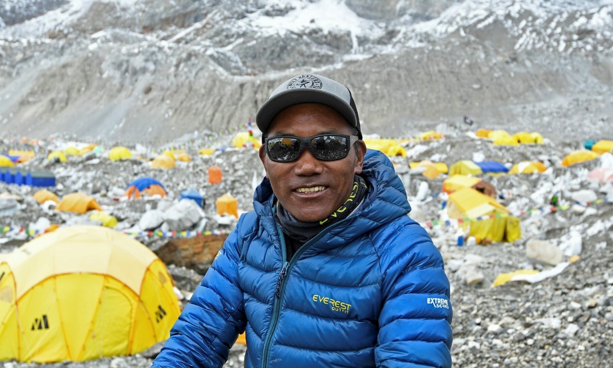 Set a world record by leading a Vietnamese billionaire to climb Mount Everest