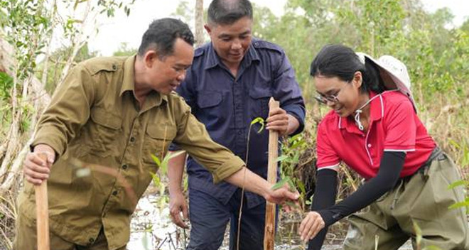 J&T Express s'associe pour planter des forêts dans le parc national d'U Minh Thuong