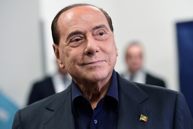 លោក Silvio Berlusconi ចាកចេញពីការិយាល័យបោះឆ្នោតនៅទីក្រុង Milan នៅថ្ងៃទី 26 ខែឧសភា ឆ្នាំ 2019។ រូបថត៖ AFP