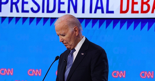 Tổng thống Biden 'giữa muôn trùng vây'