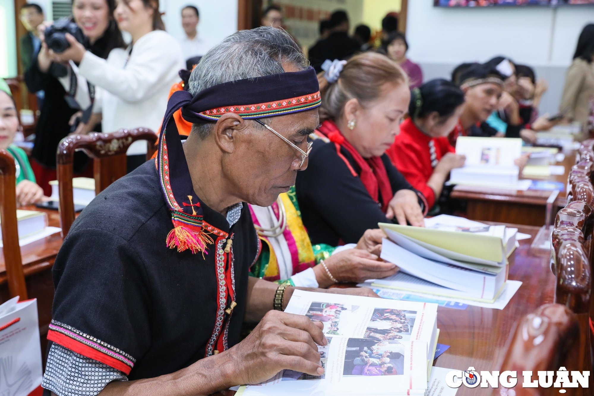 Le livre du secrétaire général Nguyen Phu Trong est un manuel de théorie pratique, partie 5.