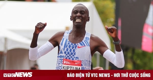 Kelvin Kiptum sets new world record at Chicago Marathon