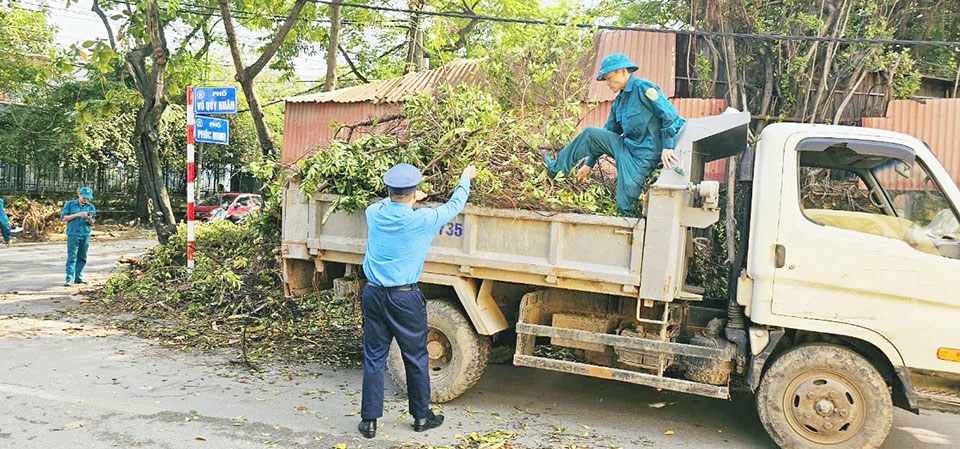 Đội Thanh tra Giao thông vận tải số 22 ra quân xử lý tổng vệ sinh môi trường, khắc phục hậu quả cơn bão số 3.