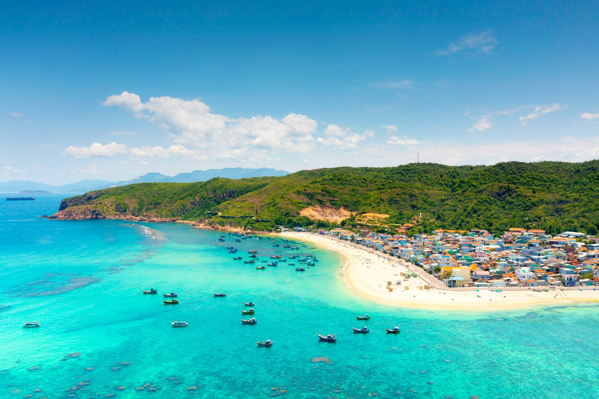 Village de conte de fées au milieu de la vallée verte de Quy Nhon