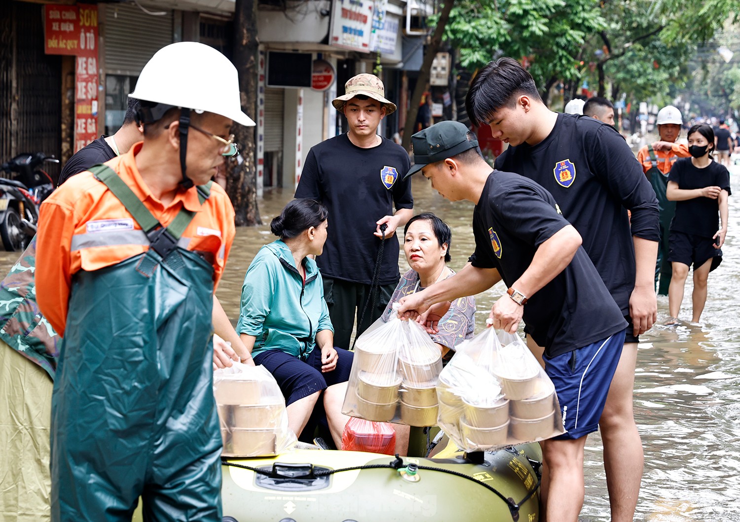 ฮานอย: บุคลากรทางการแพทย์นำเรือไปรักษาคนไข้ ภาพที่ 14