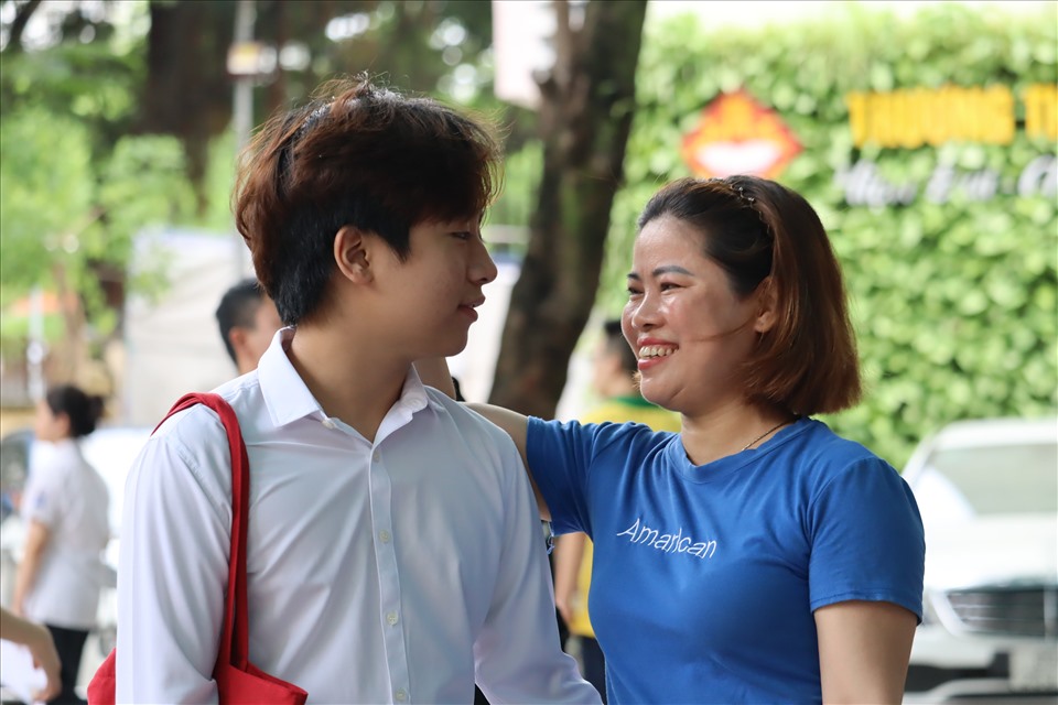 Hà Nội bắt đầu kỳ thi vào lớp 10: Cha mẹ hồi hộp cùng con tới điểm thi
