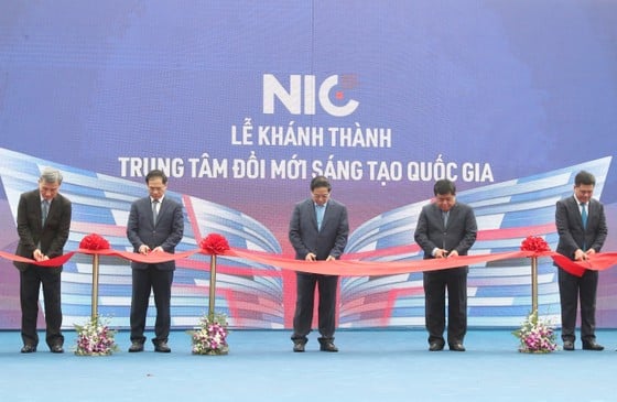 Le Premier ministre Pham Minh Chinh, les dirigeants centraux et les représentants des entreprises sponsors ont coupé le ruban pour inaugurer le Centre national d'innovation - campus Hoa Lac. Photo: QUANG PHUC