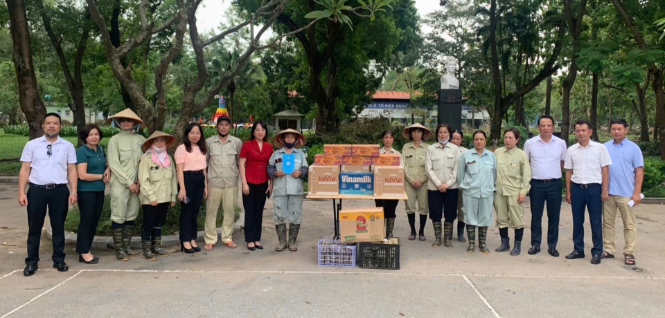 ผู้นำคณะกรรมการประชาชนและแนวร่วมปิตุภูมิเวียดนาม เขตไหบ่าจุง มอบของขวัญให้กำลังใจเจ้าหน้าที่และพนักงาน บริษัท ทองเณรปาร์ค จำกัด