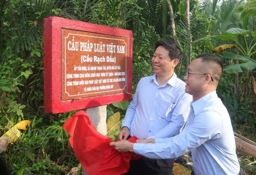 Le journal Vietnam Law organise la cérémonie d'inauguration du pont Rach Dau dans le district de Mo Cay, province de Bac Ninh, province de Ben Tre, photo 1