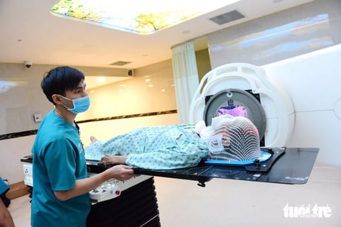 Cả nước chỉ có 84 máy gia tốc hạt tuyến tính (xạ trị linac), nhiều máy đã hoạt động từ 10-15 năm và thường xuyên bị hỏng hóc, ảnh hưởng tới công tác điều trị - Ảnh: DUYÊN PHAN