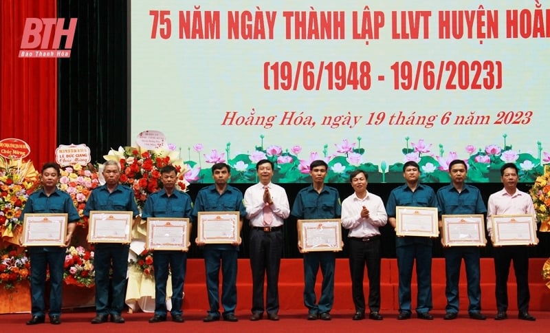 Cérémonie pour célébrer le 75e anniversaire de la création des forces armées du district de Hoang Hoa (19 juin 1948 - 19 juin 2023)