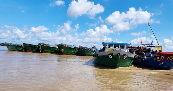 Soc Trang exploite des mines de sable de rivière pour servir à la construction d'autoroutes