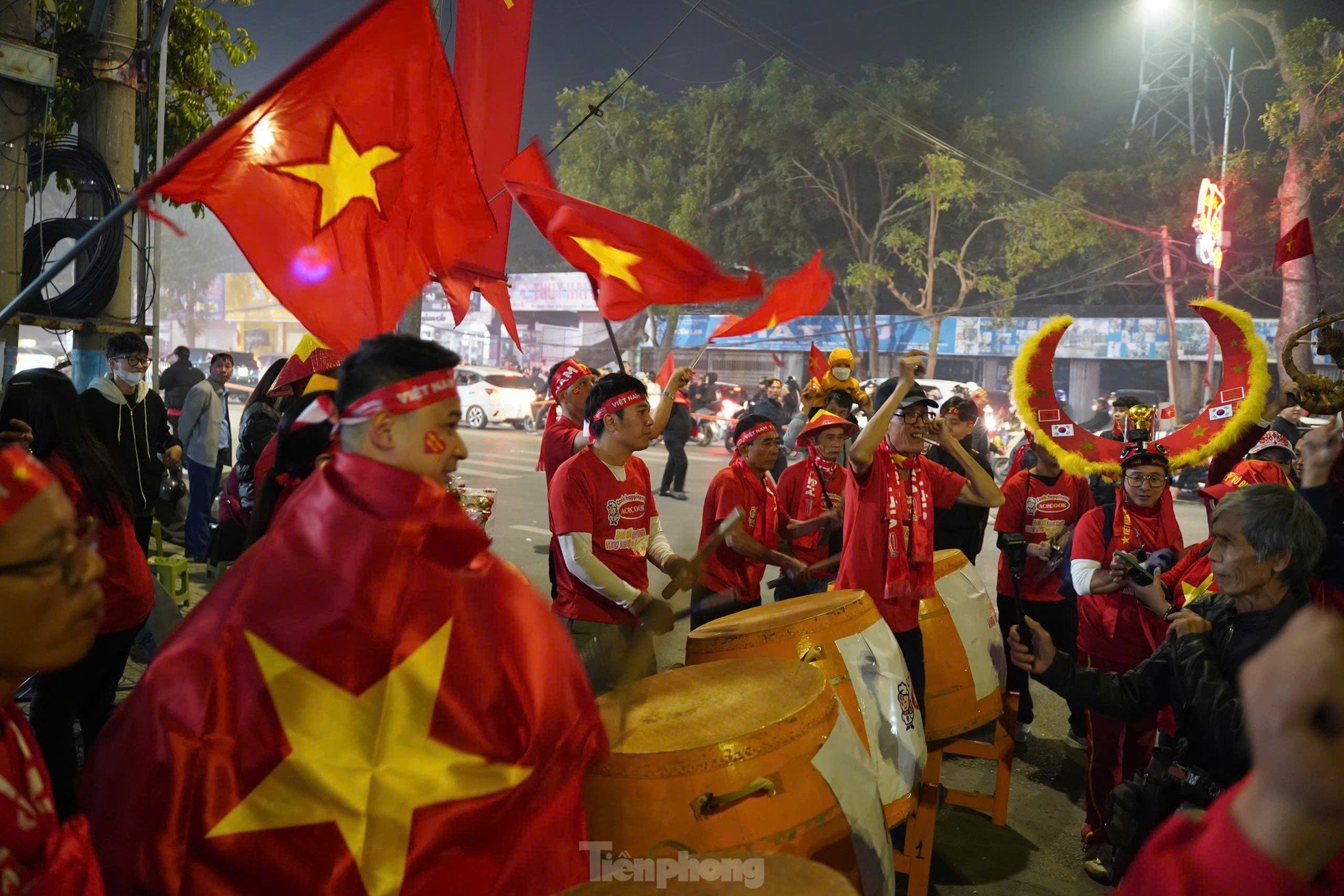 Viet Tri people stay up all night to celebrate Vietnam team entering the finals photo 6