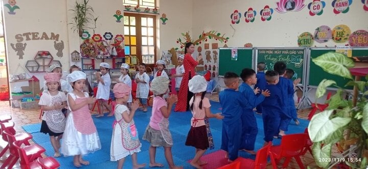 Giờ học các bé tập làm đầu bếp.