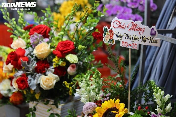 Many flower baskets are elaborately decorated according to customer orders.