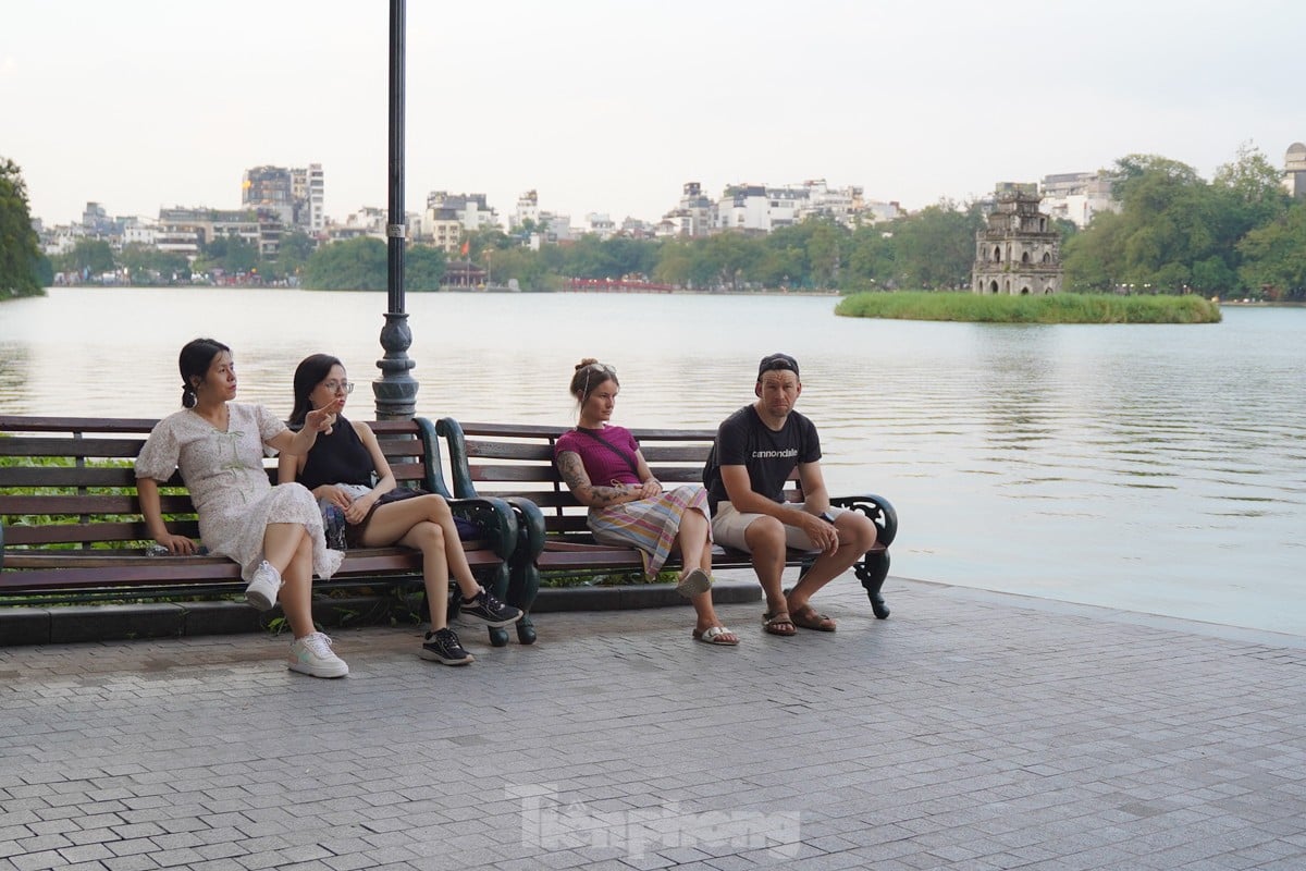 El otoño llama a la puerta, las musas se apresuran a registrarse en las calles de Hanoi foto 14