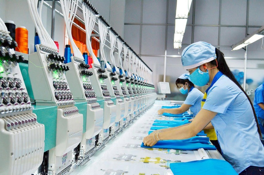 After more than a year and a half of no orders, shares of a major textile and garment company were delisted.