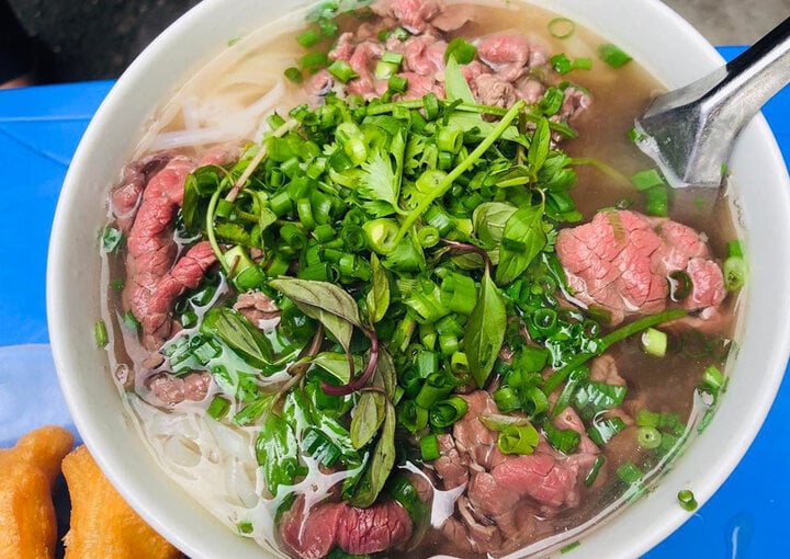Le pho au bœuf vietnamien figurait autrefois parmi les 20 meilleurs plats avec le meilleur bouillon (soupe) au monde.